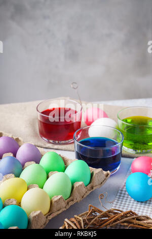 Oeufs de peinture pour Pâques. Oeufs colorés, peintures et décoration. Banque D'Images