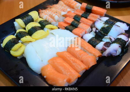 Cuisine japonaise sushi dans restaurant, remarque sélectionner focus avec une faible profondeur Banque D'Images