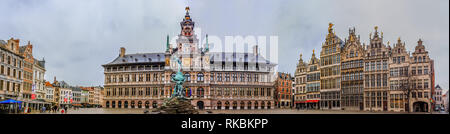 Vue urbaine avec Brabo fontaine devant l'Hôtel de ville ou sur guildhouses gothique et Stadhuis Grand-place à Anvers, Belgique Banque D'Images