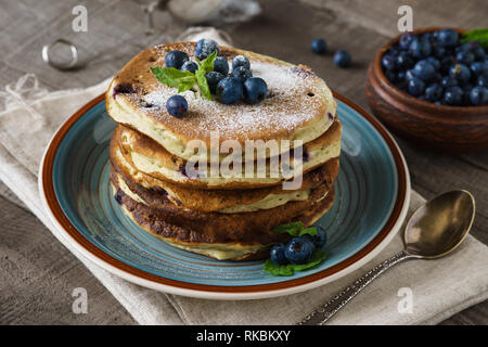 Crêpes aux bleuets, de menthe et de sucre en poudre. Banque D'Images