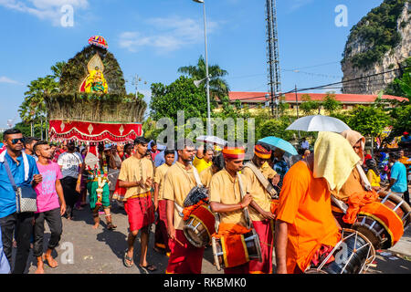 Grottes de Batu, Kuala Lumpur, Malaisie - le 9 février 2017. Musiciens et transporteur kavadi arrivant à Batu CAves au cours de l'assemblée annuelle Thaipusam FEstival. Banque D'Images