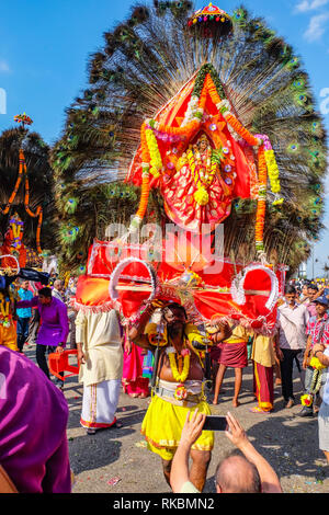 Grottes de Batu, Kuala Lumpur, Malaisie - le 9 février 2017. Kavadi carrier à l'entrée de la Grottes de Batu pendant le Festival de Thaipusam. Banque D'Images