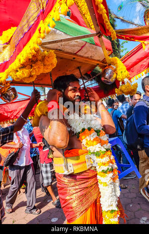 Grottes de Batu, Kuala Lumpur, Malaisie - le 9 février 2017. Kavadi transporteur au Batu Caves pendant la Festival Thaipusam. Banque D'Images