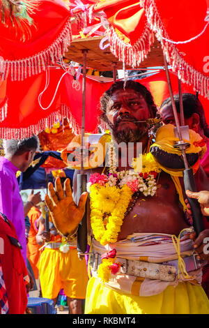 Grottes de Batu, Kuala Lumpur, Malaisie - le 9 février 2017. Kavadi carrier à l'entrée de la Grottes de Batu pendant le Festival de Thaipusam. Banque D'Images