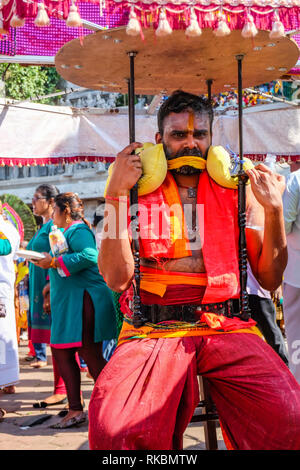 Grottes de Batu, Kuala Lumpur, Malaisie - le 9 février 2017. Kavadi carrier à l'entrée de la Grottes de Batu pendant le Festival de Thaipusam. Banque D'Images