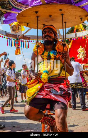 Grottes de Batu, Kuala Lumpur, Malaisie - le 9 février 2017. Transporteur Kavadi reposant à l'entrée de la Grottes de Batu pendant le Festival de Thaipusam. Banque D'Images