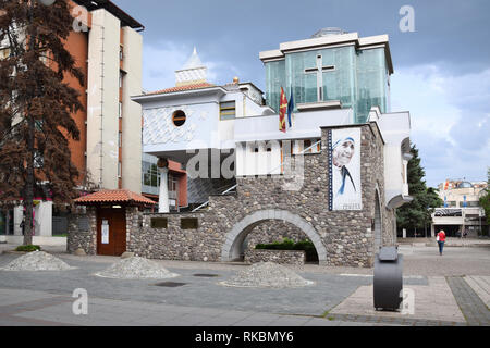 Skopje, Macédoine - Mai 2017 : Memorial House Mère Teresa dans le centre-ville de Skopje, Macédoine. Banque D'Images