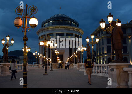 Skopje, Macédoine - Mai 2017 : Le Pont des civilisations Musée Archéologique de Macédoine avec façade de nuit. Skopje, Macédoine. Banque D'Images