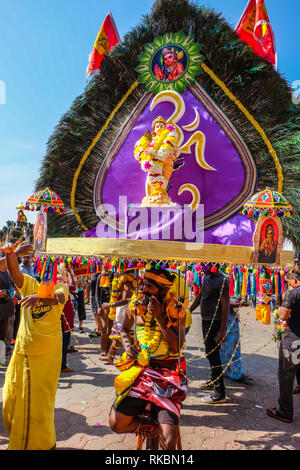 Grottes de Batu, Kuala Lumpur, Malaisie - le 9 février 2017. Transporteur Kavadi reposant à l'entrée de la Grottes de Batu pendant le Festival de Thaipusam. Banque D'Images