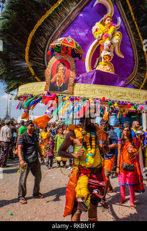 Grottes de Batu, Kuala Lumpur, Malaisie - le 9 février 2017. Kavadi carrier à l'entrée de la Grottes de Batu pendant le Festival de Thaipusam. Banque D'Images