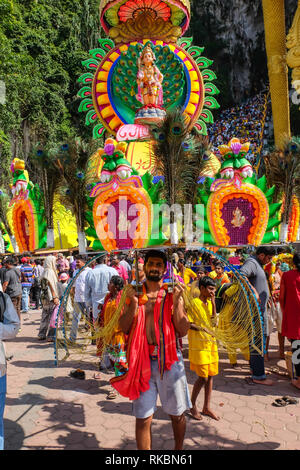 Grottes de Batu, Kuala Lumpur, Malaisie - le 9 février 2017. Kavadi carrier à l'entrée de la Grottes de Batu pendant le Festival de Thaipusam. Banque D'Images