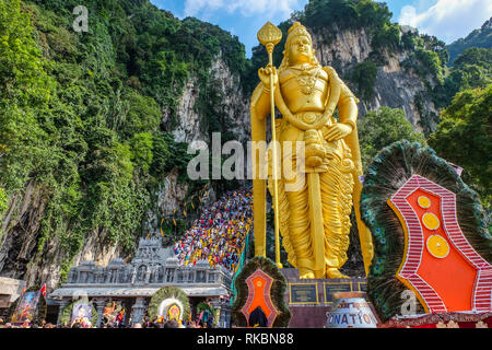 Grottes de Batu, Kuala Lumpur, Malaisie - le 9 février 2017. La foule à l'entrée de la Grottes de Batu pendant le Festival de Thaipusam. Banque D'Images