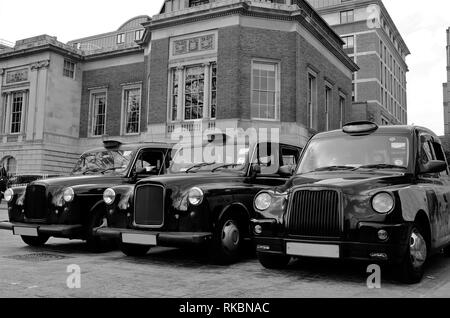 Londres affiche cabs en attente dans la rue. Noir et blanc. United Kingdom Banque D'Images