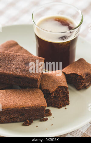 Moelleux au chocolat, brownies et verre de café. Banque D'Images