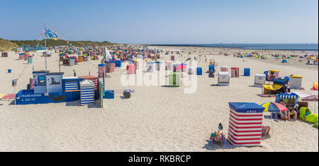 Panorama de tentes et chaises de plage sur Borkum, Allemagne Banque D'Images