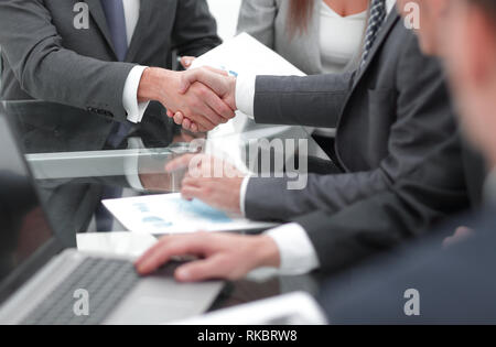 Business au cours d'une réunion avec les deux cadres masculins shaking hands Banque D'Images