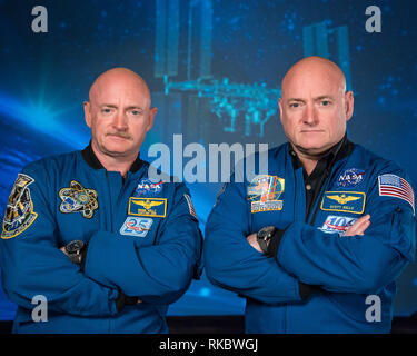 L'astronaute de la NASA Scott Kelly, ainsi que son frère, ancien astronaute Mark Kelly, gauche, posent ensemble avant de Scotts prochaine mission à bord de la Station spatiale internationale en tant que commandant de l'expédition 45/46 19 janvier 2015 à Houston, Texas. Scott Kelly va devenir le premier astronaute américain à passer une année entière dans l'espace Banque D'Images