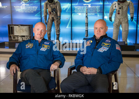 L'astronaute de la NASA Scott Kelly, ainsi que son frère, ancien astronaute Mark Kelly, gauche, posent ensemble avant de Scotts prochaine mission à bord de la Station spatiale internationale en tant que commandant de l'expédition 45/46 19 janvier 2015 à Houston, Texas. Scott Kelly va devenir le premier astronaute américain à passer une année entière dans l'espace Banque D'Images