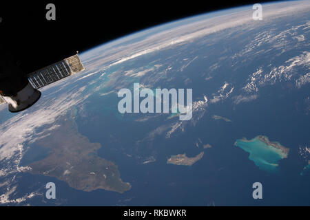 Cuba, les Bahamas et les Îles Turques et Caïques vu de la Station spatiale internationale dont le nombre complexe a volé 252 milles au-dessus de l'Océan Atlantique le 5 janvier 2018, dans l'orbite de la Terre. Banque D'Images