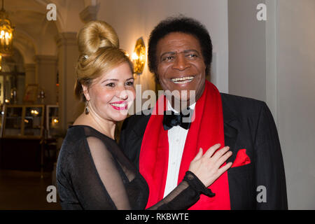 Dresde, Allemagne - 01 février : Roberto Blanco et sa femme Luzandra Blanco pendant l'Opéra Semper Semper Opernball 2019 Ball ( ) Banque D'Images