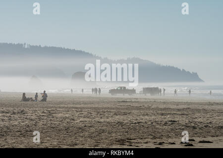 Les touristes et les habitants profitant du soleil à Cannon Beach, Oregon, USA. Banque D'Images