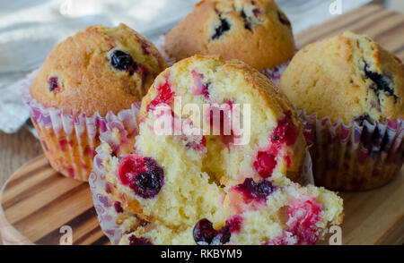 Muffins aux cassis et rouge. papier à cuisson avec la Saint-Valentin avec coeurs roses. Close up, angle view Banque D'Images