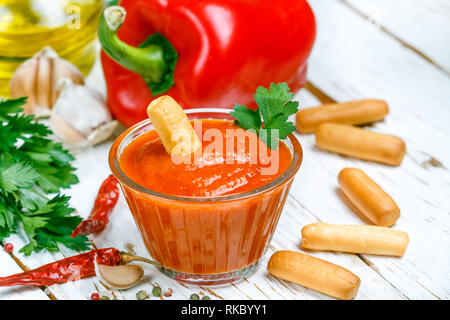 Sauce trempette épicée délicieuse ( confiture, confiture ) faite de poivron rouge cuit, Tomates, ail, épices et huile d'olive. L'habillage pour le gourmet. Servi avec Banque D'Images