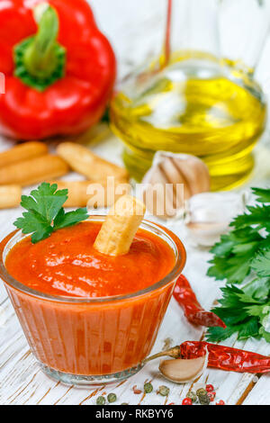 Sauce trempette épicée délicieuse ( confiture, confiture ) faite de poivron rouge cuit, Tomates, ail, épices et huile d'olive. L'habillage pour le gourmet. Servi avec Banque D'Images