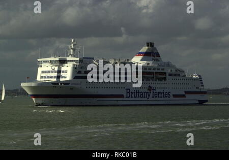 AJAXNETPHOTO. Octobre, 2004. PORTSMOUTH, Angleterre. - BRITTANY FERRIES TRAVERSENT LA MANCHE ET VOITURE DE PASSAGERS NORMANDIE Outward Bound. PHOTO:JONATHAN EASTLAND/AJAX REF:D40510 1034 Banque D'Images