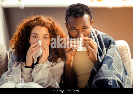 Terrible sentiment Couple les éternuements et la toux en hiver Banque D'Images