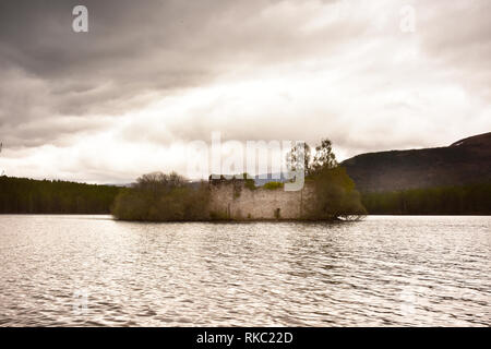 Petit château ruiné sur le Loch an Eilein, Cairngorms, Écosse Banque D'Images