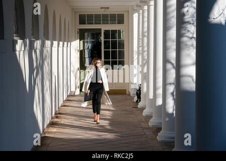 Première Dame des États-Unis Melania Trump les promenades le long de la Colonnade de la Maison Blanche le port de pantalon noir et col roulé rouleau avec un manteau de laine blanc drapé sur ses épaules, 25 janvier 2019 à Washington, D.C. Banque D'Images