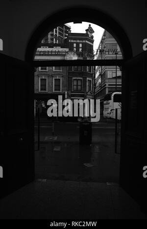 Porte donnant sur la rue à Whitechapel, Londres Banque D'Images