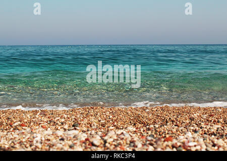 Côté plage tropical superbe, une eau cristalline, du sable doré et des roches, summer background parfait Banque D'Images