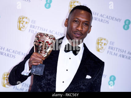 Mahershala Ali avec son meilleur acteur dans un rôle de soutien Bafta de Livre vert dans la salle de presse à la 72e British Academy Film Awards s'est tenue au Royal Albert Hall, Kensington Gore, Kensington, Londres. Banque D'Images