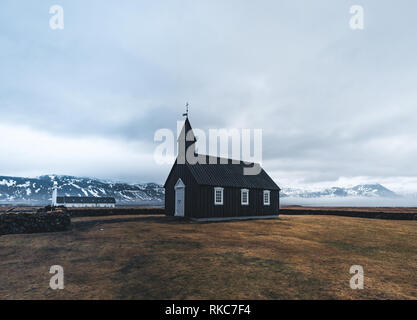 L'église noire pittoresque de Budir à péninsule de Snæfellsnes région en Islande pendant un temps de neige lourde Banque D'Images