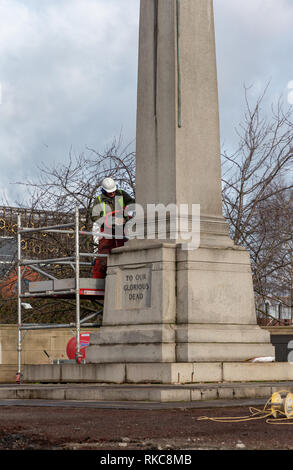 Warrington, Cheshire, Royaume-Uni. 10 fév 2019. Afin de stabiliser les fondations autour du cénotaphe de Bridgefoot à Warrington, Cheshire, Angleterre, la suppression de la structure était nécessaire memorial Crédit : John Hopkins/Alamy Live News Banque D'Images