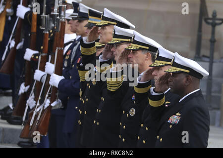 Washington, District de Columbia, Etats-Unis. 5 déc, 2018. Une garde d'honneur militaire porte le cercueil tard le président américain George H. W. Bush à la cathédrale nationale de Washington, DC, le 5 décembre 2018. Crédit : Alex Edelman/ZUMA/Alamy Fil Live News Banque D'Images