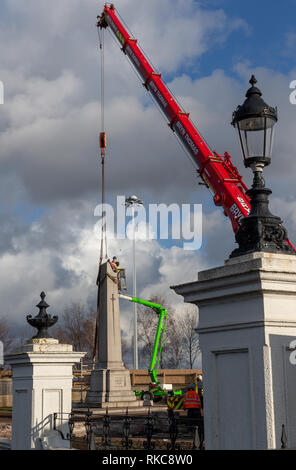 Warrington, Cheshire, Royaume-Uni. 10 fév 2019. Afin de stabiliser les fondations autour du cénotaphe de Bridgefoot à Warrington, Cheshire, Angleterre, la suppression de la structure était nécessaire memorial Crédit : John Hopkins/Alamy Live News Banque D'Images