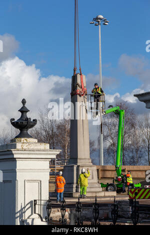 Warrington, Cheshire, Royaume-Uni. 10 fév 2019. Afin de stabiliser les fondations autour du cénotaphe de Bridgefoot à Warrington, Cheshire, Angleterre, la suppression de la structure était nécessaire memorial Crédit : John Hopkins/Alamy Live News Banque D'Images