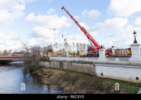 Warrington, Cheshire, Royaume-Uni. 10 fév 2019. Afin de stabiliser les fondations autour du cénotaphe de Bridgefoot à Warrington, Cheshire, Angleterre, la suppression de la structure était nécessaire memorial Crédit : John Hopkins/Alamy Live News Banque D'Images