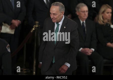 3 décembre 2018 - District de Columbia, États-Unis d'Amérique - le leader de l'opposition au Sénat Chuck Schumer, Démocrates de New York, promenades au cours d'un service commémoratif pour la fin Le président américain George au Capitole à Washington, DC, le 3 décembre 2018. (Crédit Image : © Alex Edelman/Zuma sur le fil) Banque D'Images