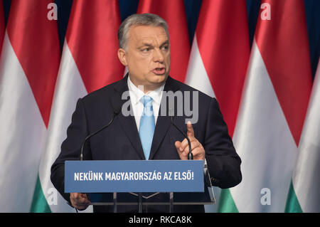 Budapest, Hongrie. 10 fév, 2019. Le Premier ministre hongrois, Viktor Orban livre son discours annuel à Budapest, Hongrie, le 10 février, 2019. Viktor Orban a annoncé ici dimanche dans son discours annuel un audacieux plan d'action en sept points sur l'aide aux familles avec enfants afin de lutter contre le déclin de la population. Credit : Attila Volgyi/Xinhua/Alamy Live News Banque D'Images