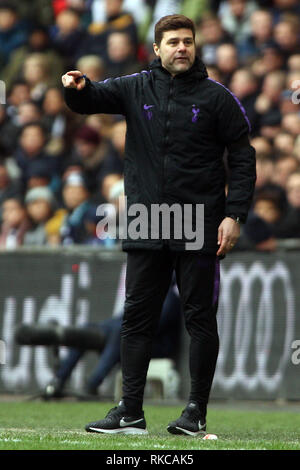 Londres, Royaume-Uni. 10 fév, 2019. Tottenham Hotspur Manager Mauricio Pochettino points à partir de la ligne de touche. Premier match d'EPL, Tottenham Hotspur v Leicester City au stade de Wembley à Londres, le dimanche 10 février 2019. Ce droit ne peut être utilisé qu'à des fins rédactionnelles. Usage éditorial uniquement, licence requise pour un usage commercial. Aucune utilisation de pari, de jeux ou d'un seul club/ligue/dvd publications pic par Steffan Bowen/Andrew Orchard la photographie de sport/Alamy live news Crédit : Andrew Orchard la photographie de sport/Alamy Live News Banque D'Images