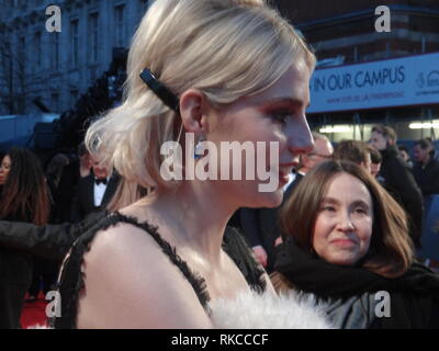 Londres, Royaume-Uni. 10 fév, 2019. Les célébrités arrivent sur le tapis rouge des BAFTA - 2019 et communiquer avec le public et les fans, au Royal Albert Hall, London, UK Crédit : Nastia M/Alamy Live News Banque D'Images