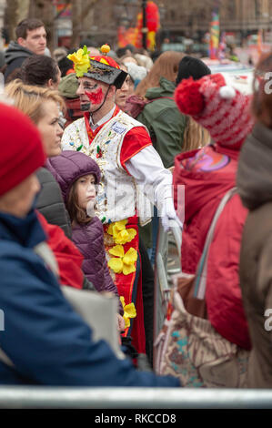 Londres, Royaume-Uni. 10 fév, 2019. La foule attendre entrée à Trafalgar Square à Londres, Angleterre, Royaume-Uni., pendant les célébrations du Nouvel An chinois. Crédit : Ian Laker/Alamy Live News. Banque D'Images