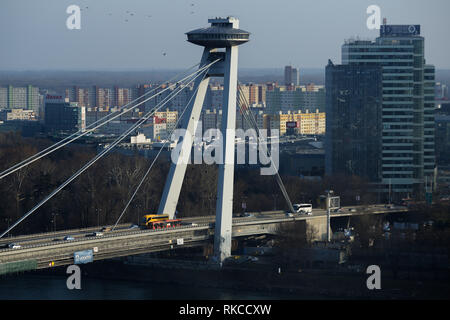 Bratislava, Slovaquie. 7 Février, 2019. Une vue de l'OVNI d'une tour d'observation unique, un bar et un restaurant situé au sommet de la SNP Bridge Pylon. Bratislava, la capitale de la Slovaquie, est situé le long du Danube par la frontière avec l'Autriche et la Hongrie. Avec une population d'environ 425 000, c'est l'une des plus petites capitales d'Europe, mais encore la plus grande ville du pays. Credit : Omar Marques/SOPA Images/ZUMA/Alamy Fil Live News Banque D'Images
