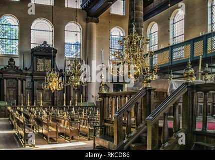 Amsterdam, Pays-Bas. 10 Oct, 2005. L'intérieur de l'historique 17e siècle Synagogue Portugaise séfarade à Amsterdam, aux Pays-Bas. Un lieu de culte Il est également une attraction touristique populaire. Credit : Arnold Drapkin/ZUMA/Alamy Fil Live News Banque D'Images