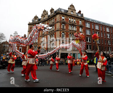 (190210) -- Londres, le 10 février 2019 (Xinhua) -- les gens font la danse du dragon lors d'un défilé du Nouvel An lunaire chinois à Londres, Grande-Bretagne, le 10 février, 2019. Londres a accueilli le dimanche l'une des plus grandes célébrations du Nouvel An chinois à l'extérieur de l'Asie, dessin de dizaines de milliers de visiteurs en plein cœur de la capitale britannique pour partager la joie. La célébration a commencé par un grand défilé avec 30 équipes dont une équipe de Lion et de Dragon chinois, un bus à impériale de Londres et une variété de streaming flotte dans les rues de Trafalgar Square, via Ouest fin avant d'atteindre sa destination finale Banque D'Images