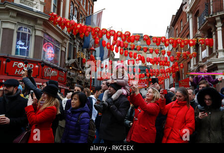 (190210) -- Londres, le 10 février 2019 (Xinhua) -- les gens regarder un défilé du Nouvel An lunaire chinois à Londres, Grande-Bretagne, le 10 février, 2019. Londres a accueilli le dimanche l'une des plus grandes célébrations du Nouvel An chinois à l'extérieur de l'Asie, dessin de dizaines de milliers de visiteurs en plein cœur de la capitale britannique pour partager la joie. La célébration a commencé par un grand défilé avec 30 équipes dont une équipe de Lion et de Dragon chinois, un bus à impériale de Londres et une variété de streaming flotte dans les rues de Trafalgar Square, via Ouest fin avant d'atteindre sa destination finale de Chinatown. (Xinhua/Han Yan Banque D'Images